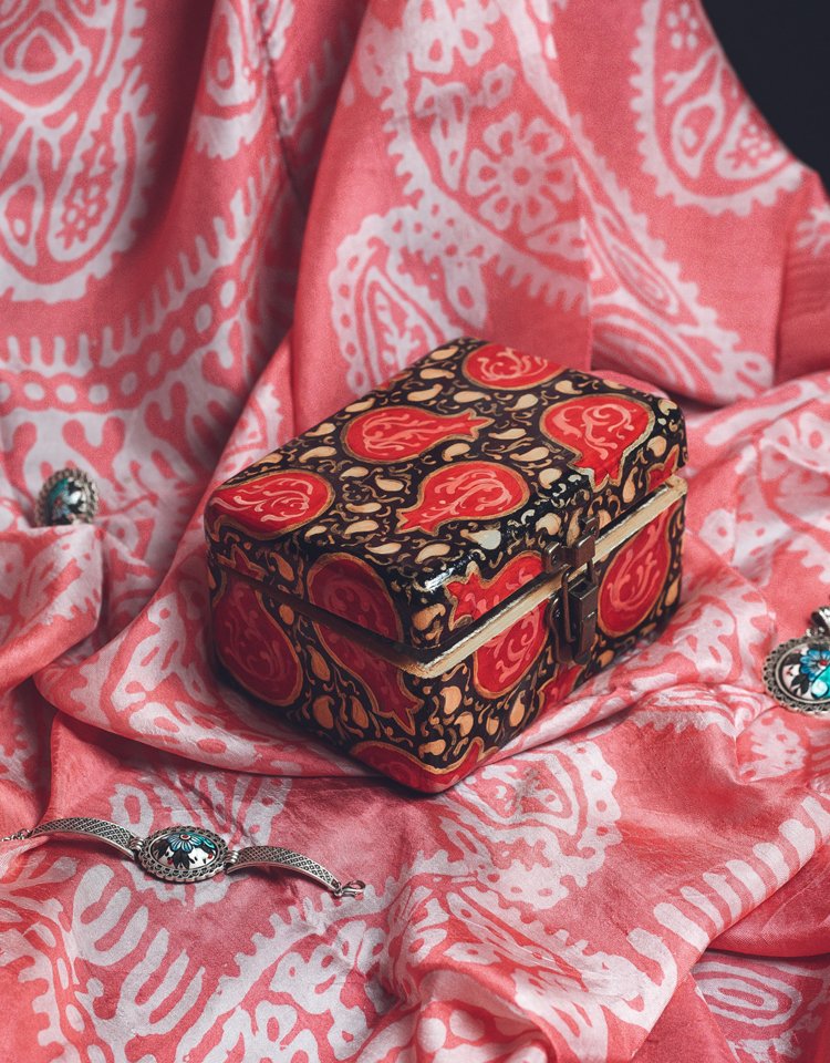 Patola Box Clutch